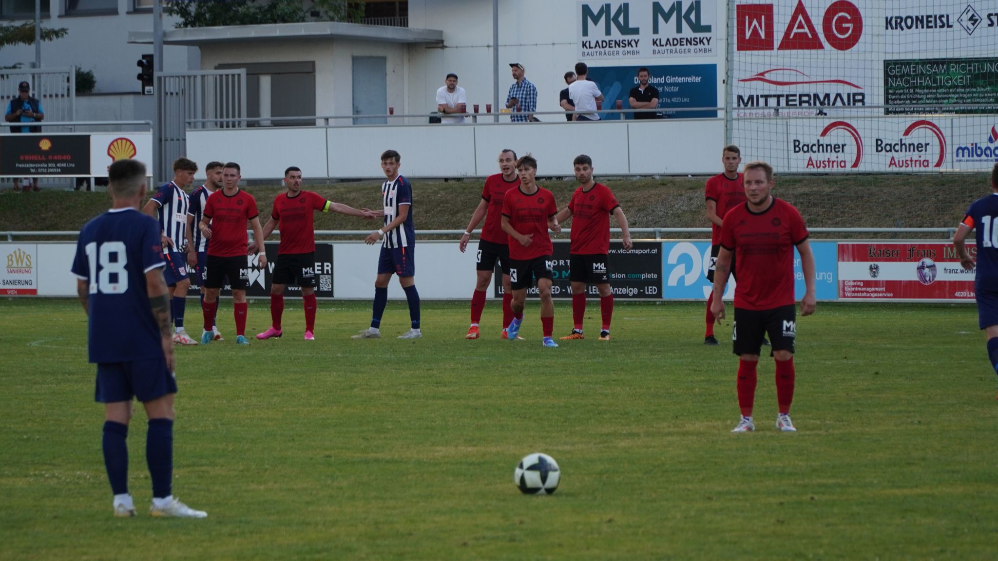 Freitagabend. Heimspiel. Flutlicht. Magdalena.